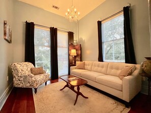 Dahlia Suite | Premium bedding, blackout drapes, free WiFi, bed sheets - Amethyst Garden Inn (Savannah)