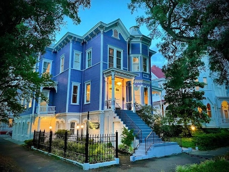 Fachada de la propiedad por la tarde o noche. Amethyst Garden Inn