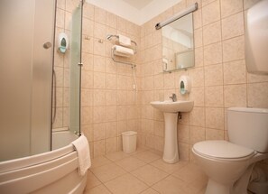 Shower, free toiletries, bidet, towels - Toss Hotel (Riga)