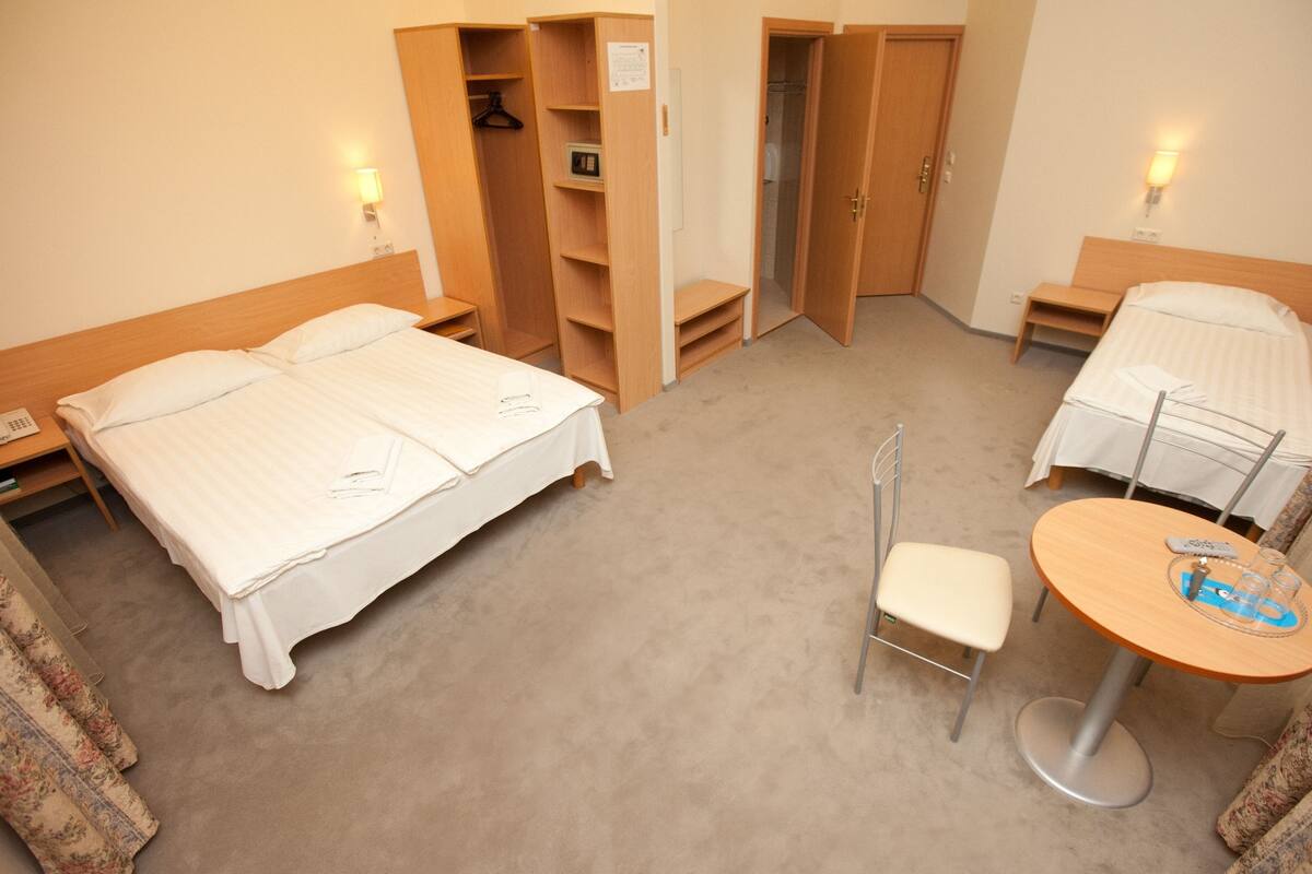 Family Triple Room | In-room safe, desk, WiFi (free)