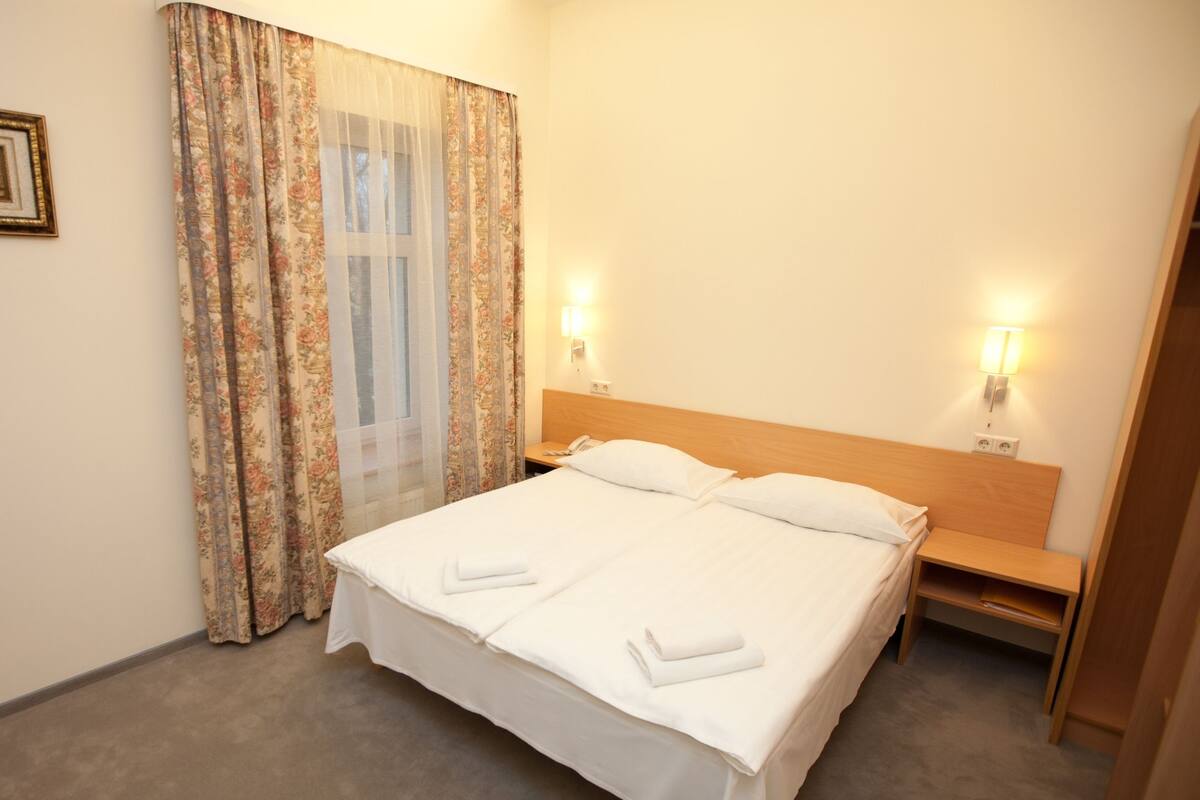 In-room safe, desk, WiFi (free)