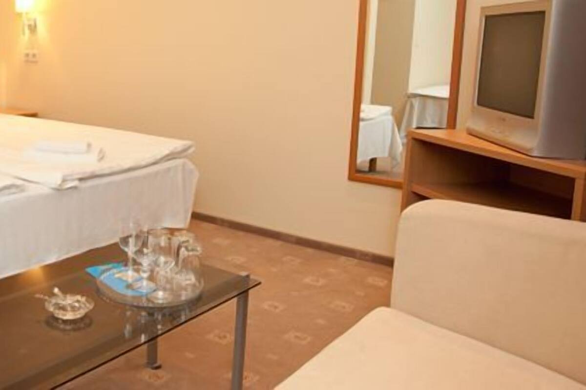 Double Room | In-room safe, desk, WiFi (free)