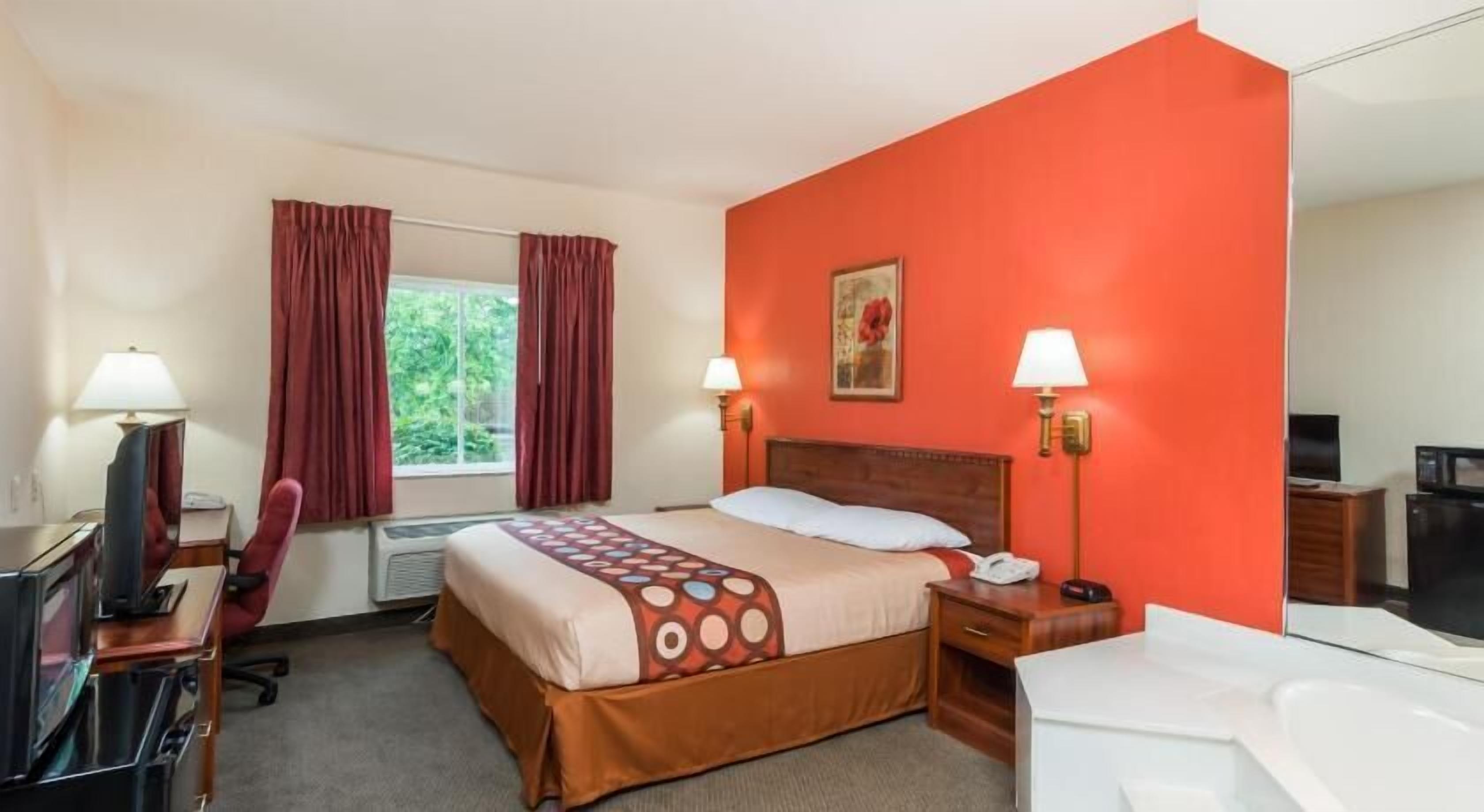 Een bureau, een strijkplank/strijkijzer, gratis babybedden, gratis wifi