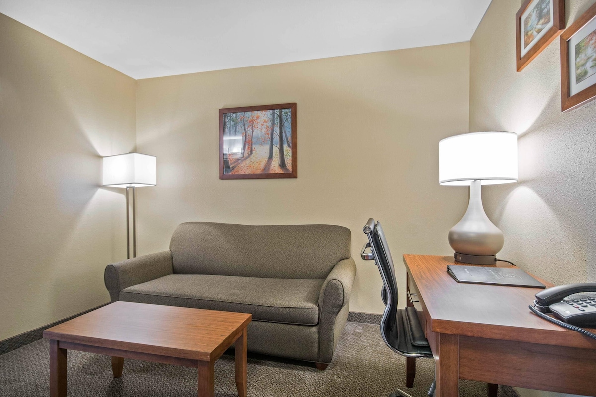 Suite, 1 King Bed with Sofa bed, Non Smoking | Desk, soundproofing, iron/ironing board, cots/infant beds