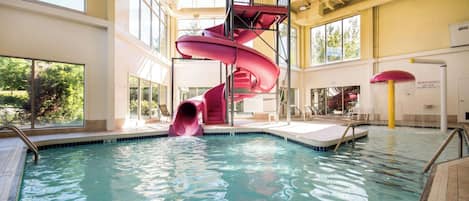 Piscine intérieure, accÚs possible de 9 h à 21 h, chaises longues
