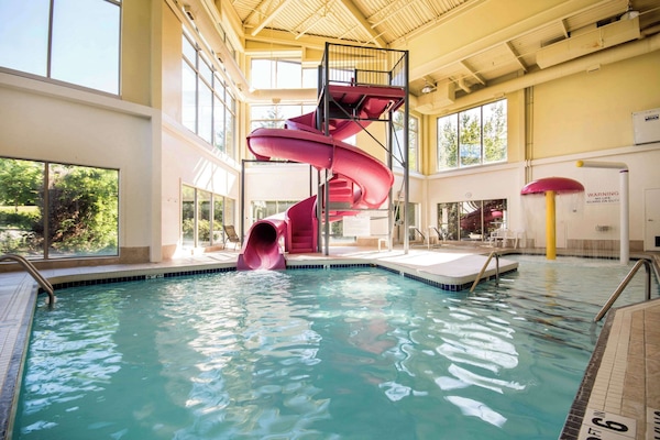 Alberca techada, acceso de 09:00 a 21:00, y camastros