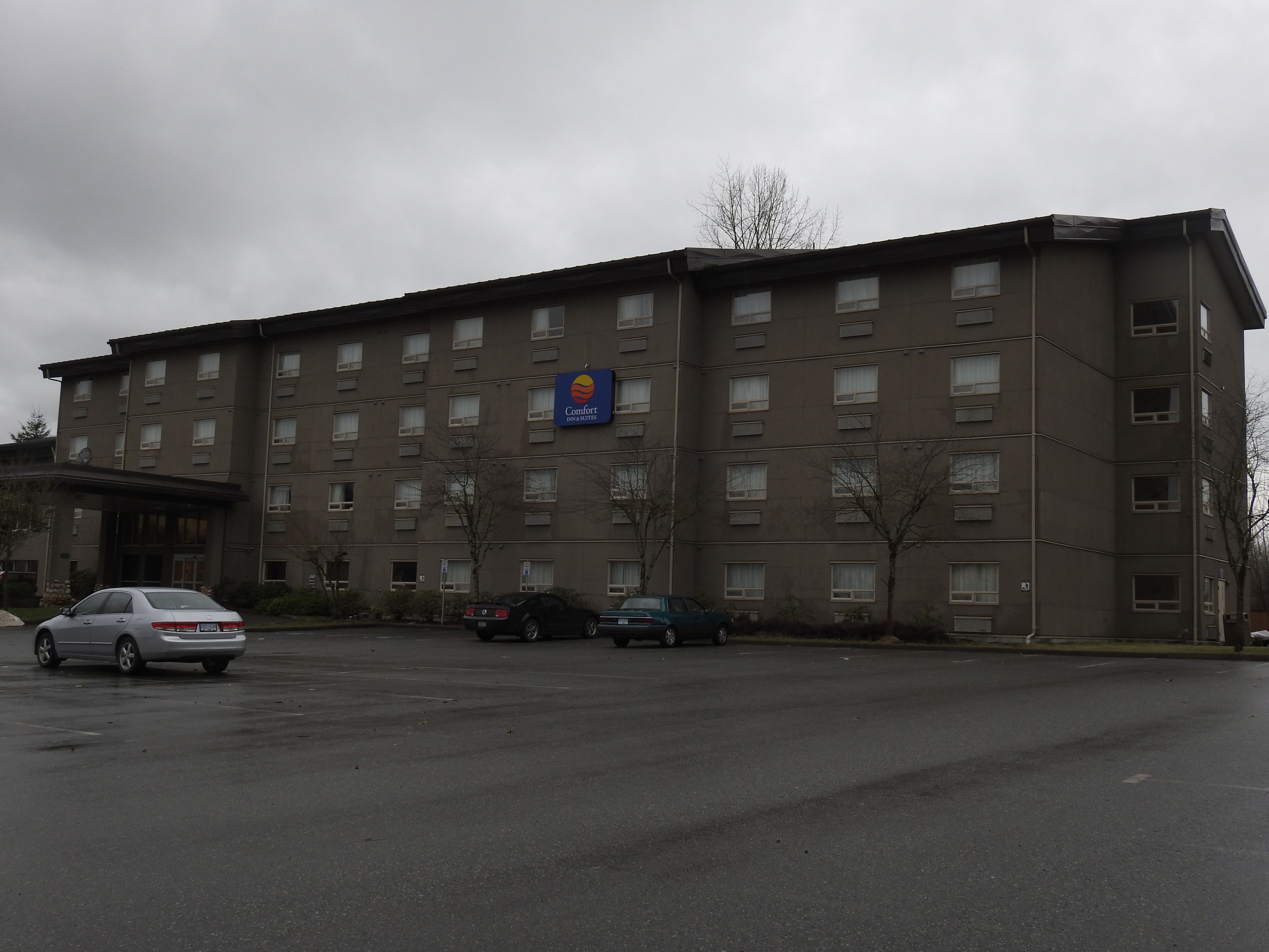 A large, multi-story hotel with a prominent Comfort Inn sign.