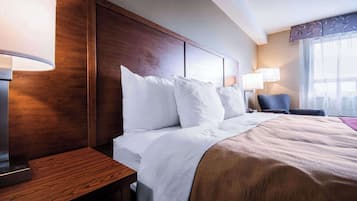Standard Room, 1 King Bed, Non Smoking | Desk, soundproofing, iron/ironing board, cribs/infant beds