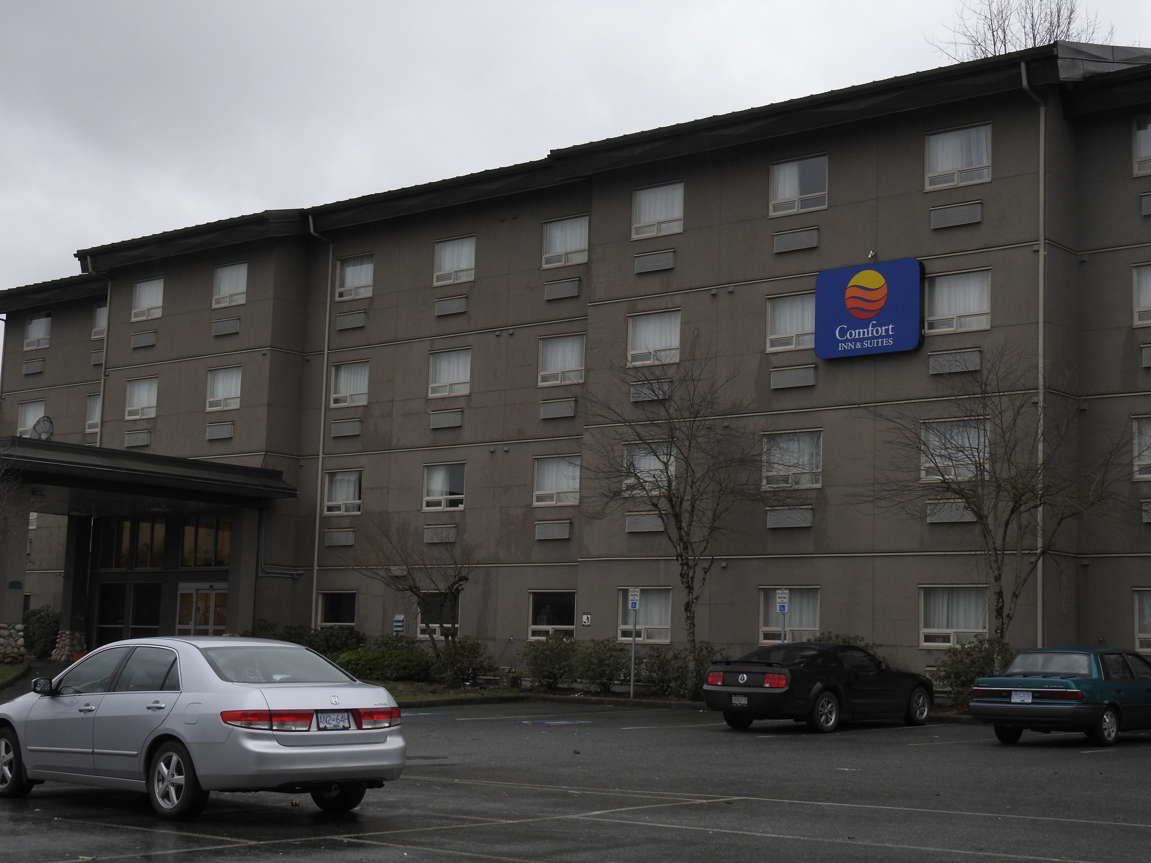 A multi-story hotel with a sign for Comfort Inn & Suites.