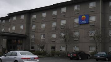 A multi-story hotel with a sign for Comfort Inn & Suites.