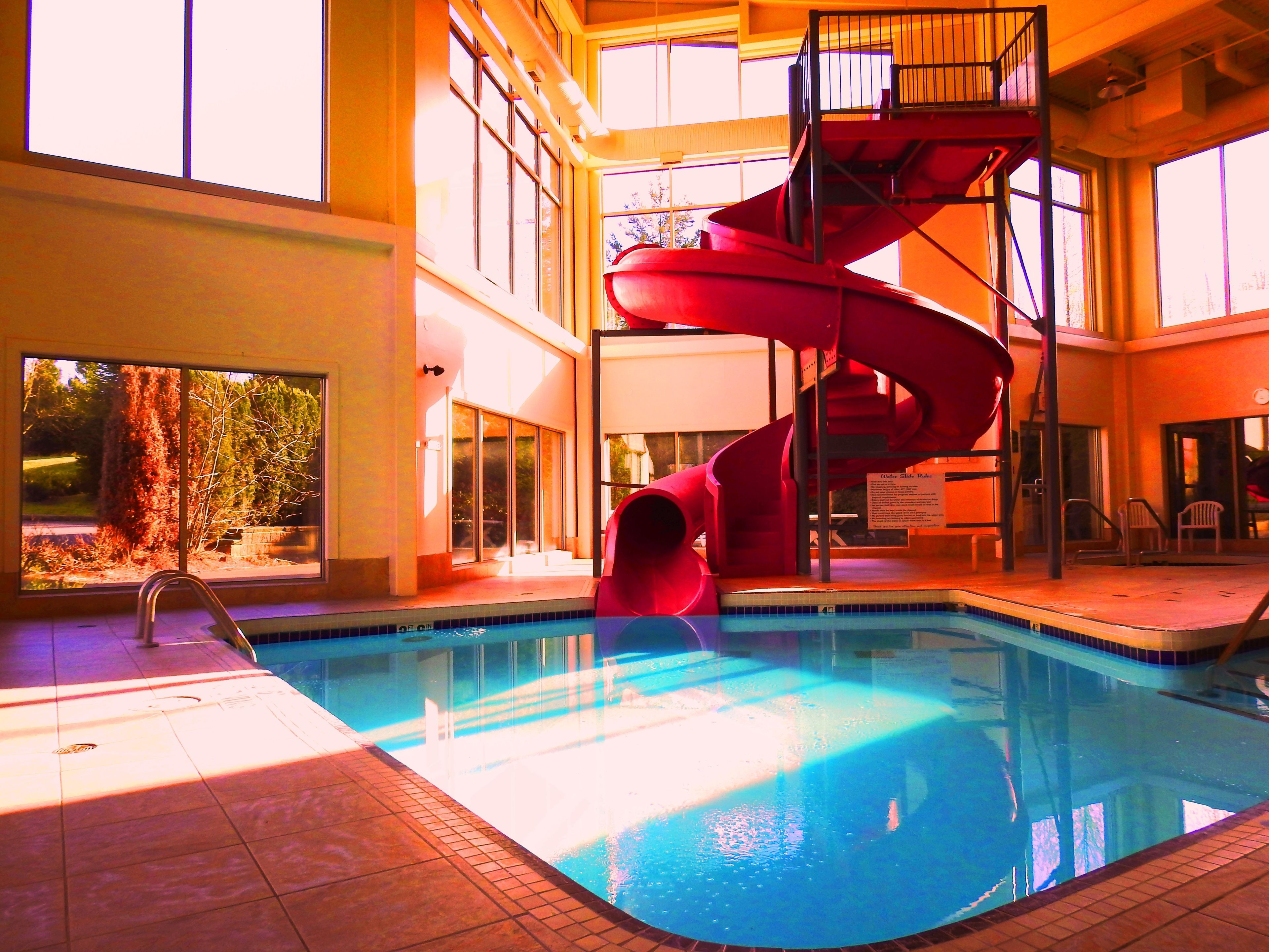 Una piscina techada, sillones reclinables de piscina