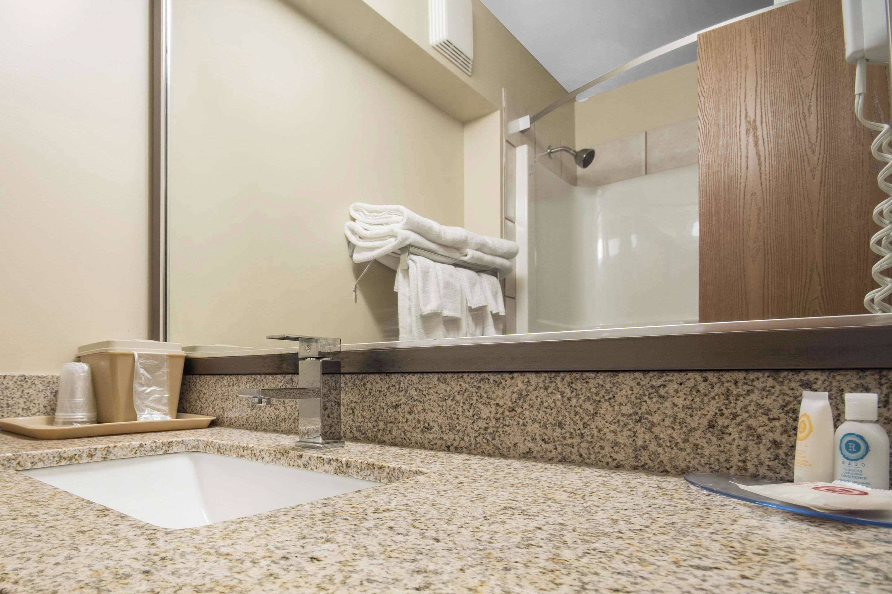 Combined shower/tub, free toiletries, hair dryer, towels