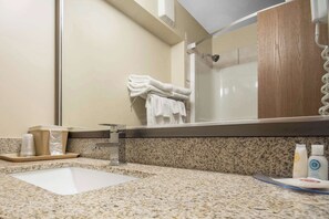 Combined shower/tub, free toiletries, hair dryer, towels
