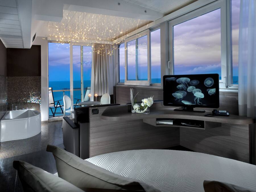 Cubrecamas, caja de seguridad en la habitación y escritorio