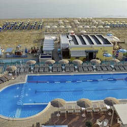 Sulla spiaggia, lettini da mare, ombrelloni, teli da spiaggia
