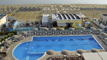 Plage, chaises longues, parasols, serviettes de plage