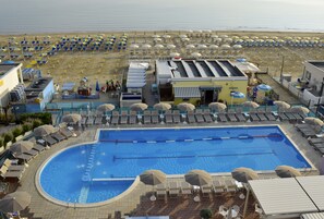 在海滩、沙滩椅、海滩遮阳伞、沙滩毛巾