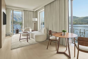 Suite, 1 King Bed, Lake View (Balcony)