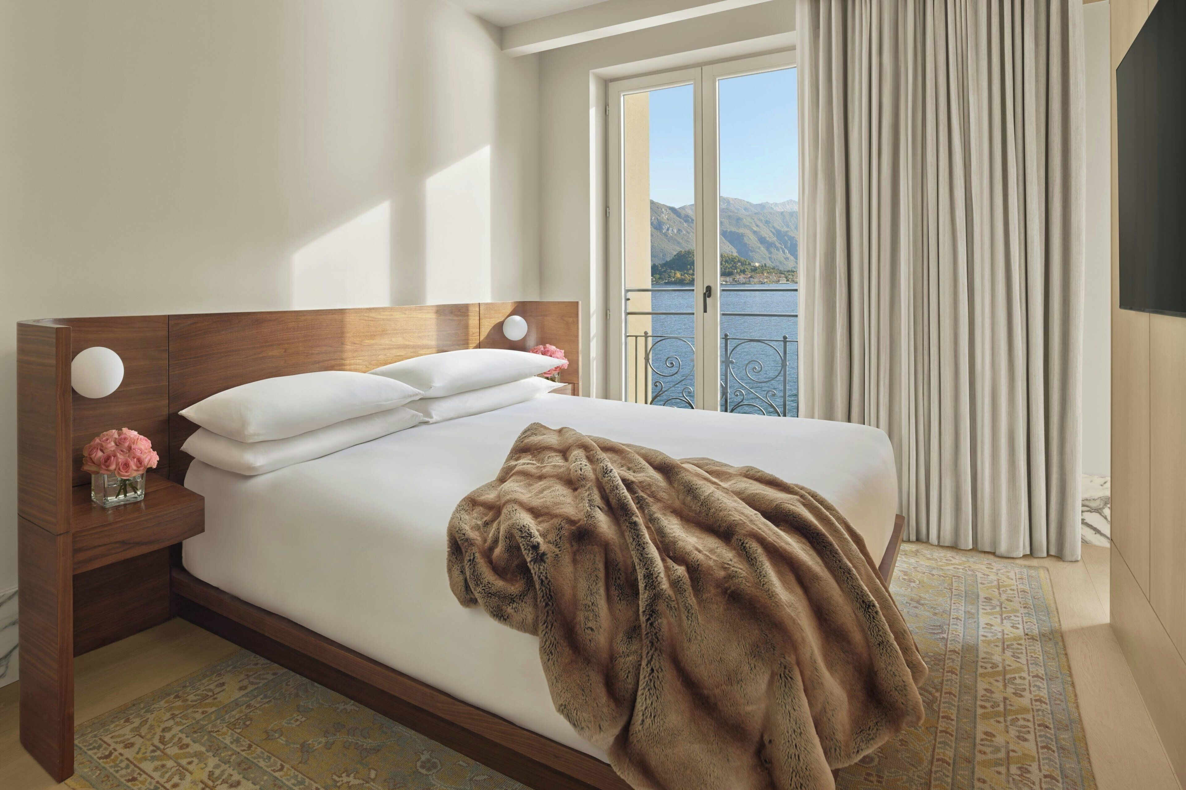 Suite, 1 King Bed, Lake View (Balcony)