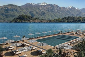 Innenpool, Außenpool (je nach Saison geöffnet), Sonnenschirme