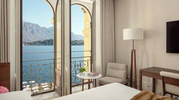 Rom – standard, 1 kingsize-seng, utsikt mot innsjø | Sengetøy av topp kvalitet, minibar, safe på rommet og blendingsgardiner