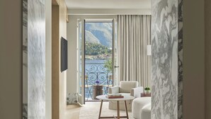 Suite, 1 kingsize-seng, balkong, utsikt mot innsjø (Balcony) | Sengetøy av topp kvalitet, minibar, safe på rommet og blendingsgardiner