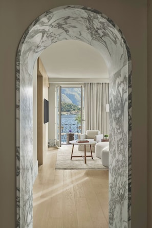 Suite, 1 King Bed, Lake View (Balcony)