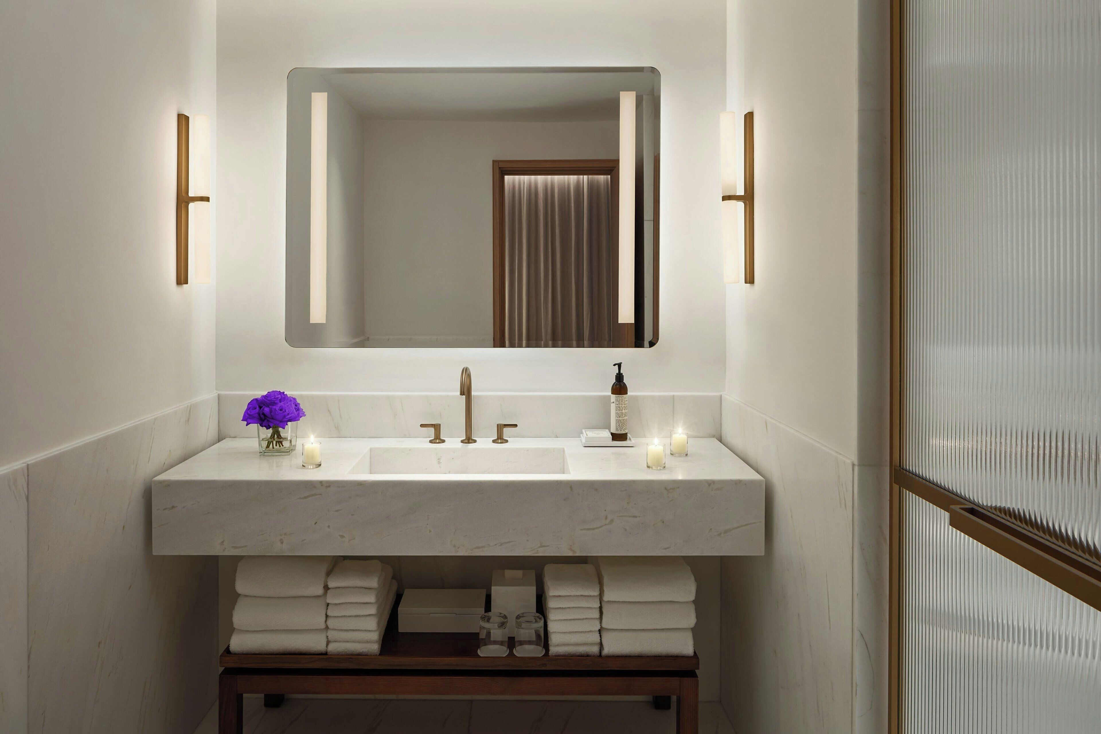 Produtos de toalete de grife, secador de cabelo, roupões de banho 