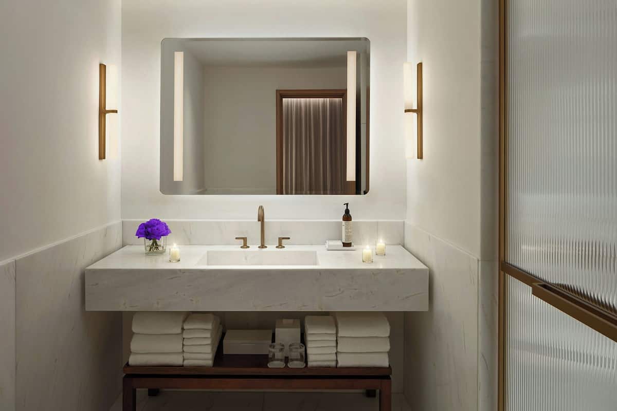 Designertoalettartikler, hårføner, badekåper og tøfler