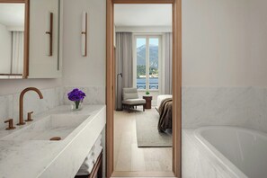 Deluxe Suite, 1 Bedroom, Non Smoking, Lake View | Bathroom