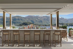 2 bars/lounges, poolside bar