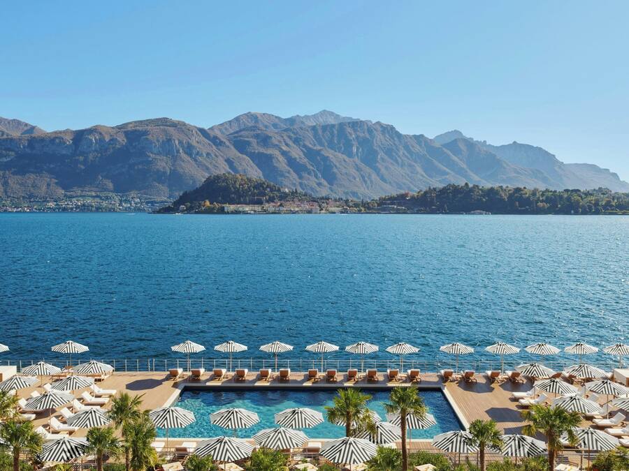 Una piscina techada, una piscina al aire libre de temporada, sombrillas