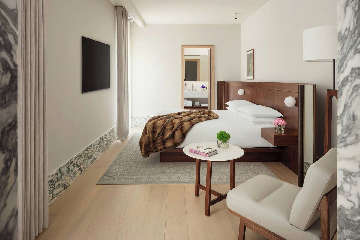 Quarto, 1 cama King | Roupas de cama premium, frigobar, cofres nos quartos, cortinas blackout