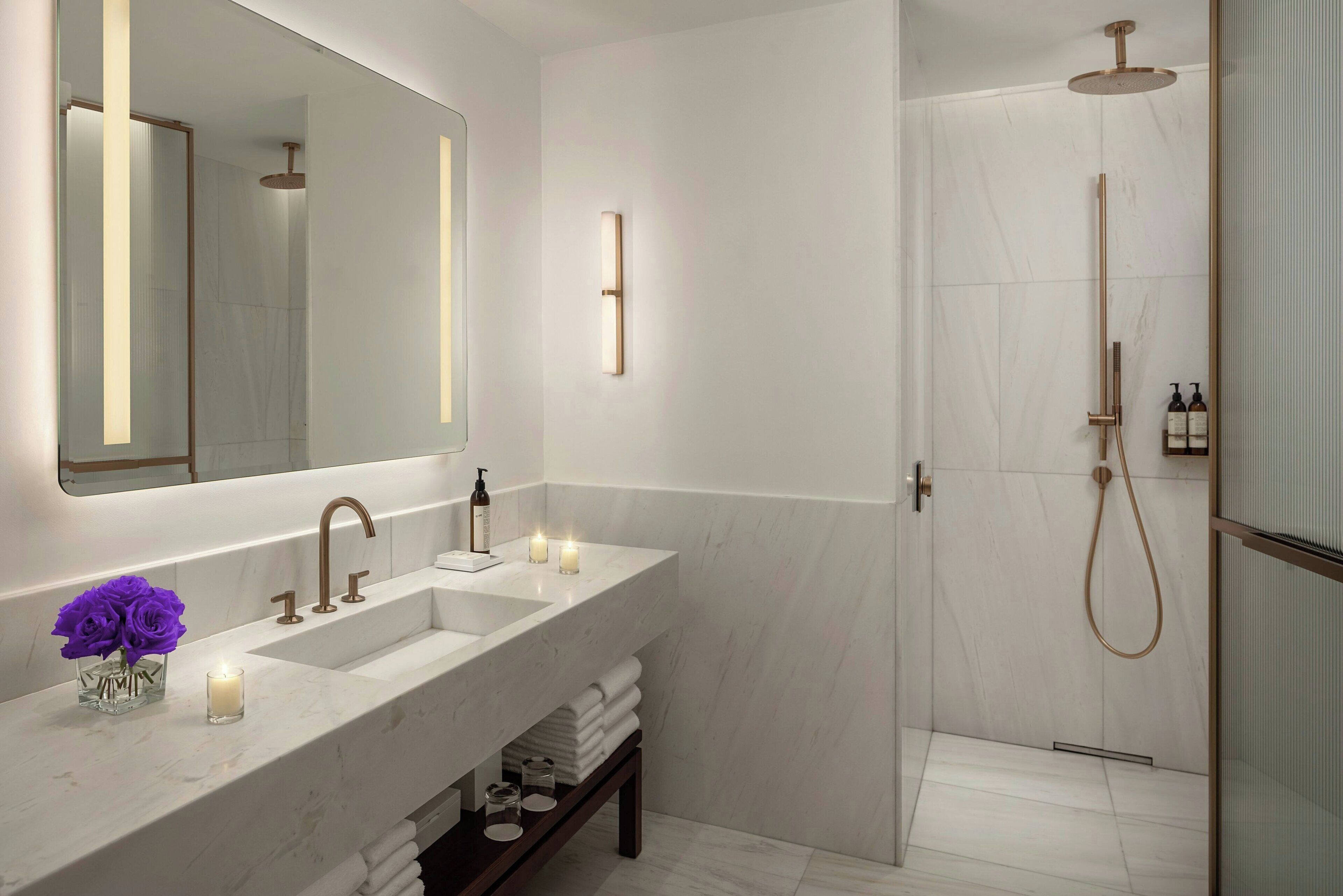 Designer-Toilettenartikel, Haartrockner, Bademäntel, Hausschuhe