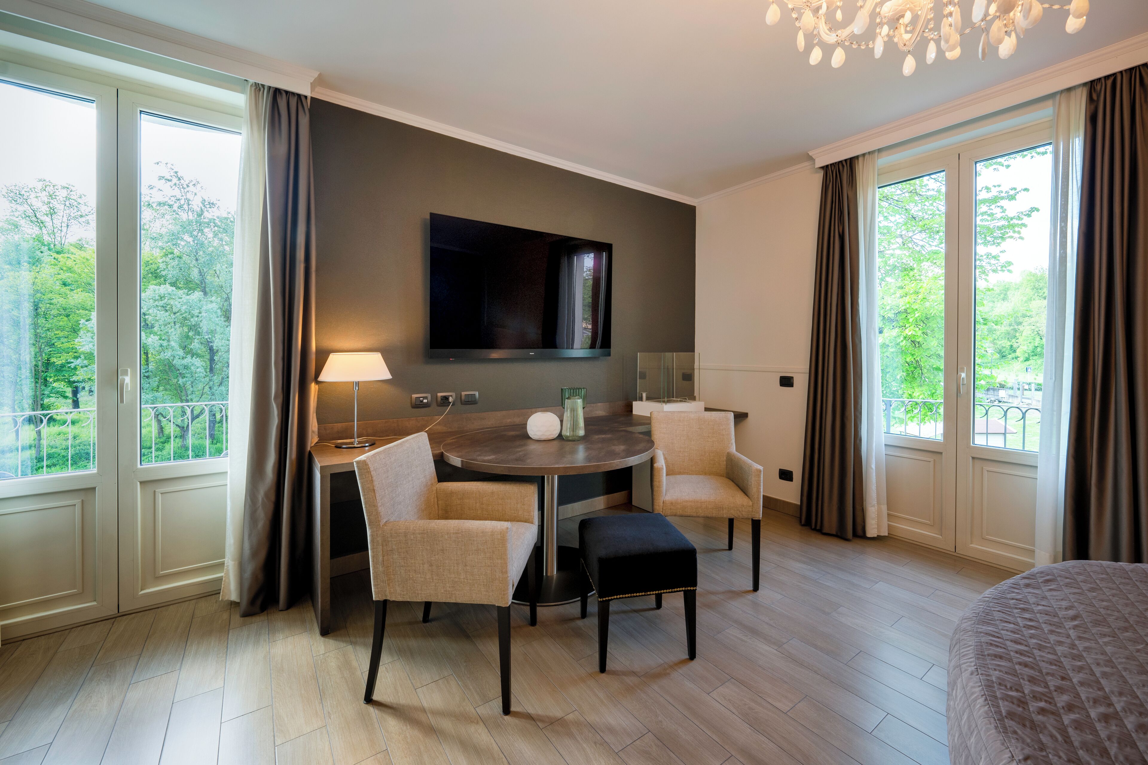 suite | down duvets, minibar, in-room safe, desk