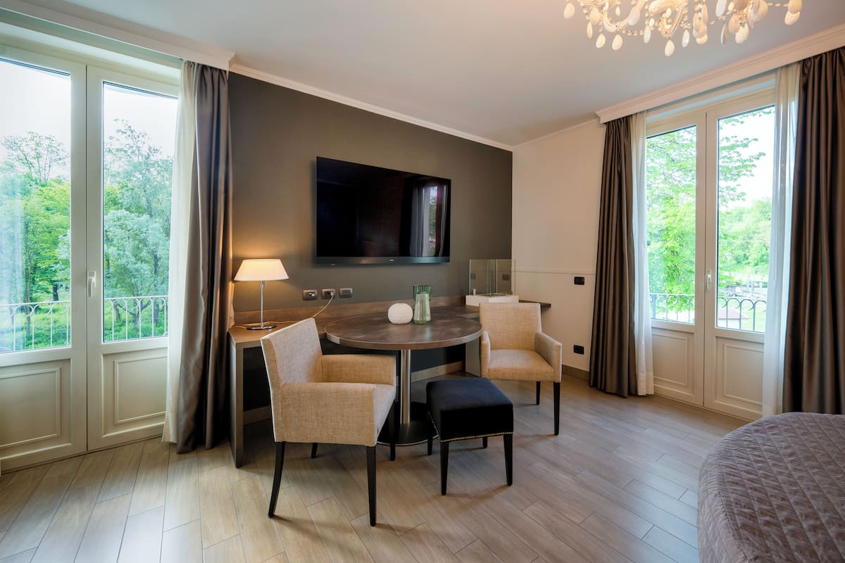 suite | down duvets, minibar, in-room safe, desk