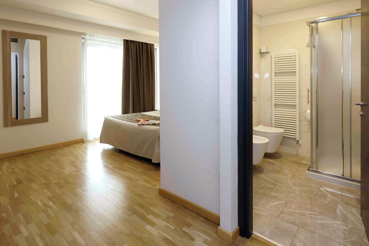 minibar, in-room safe, desk, soundproofing