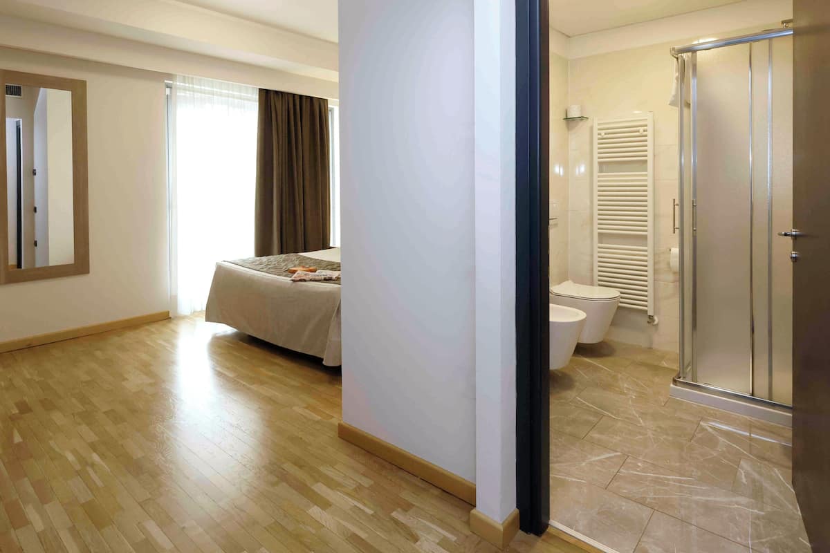 Minibar, in-room safe, desk, soundproofing