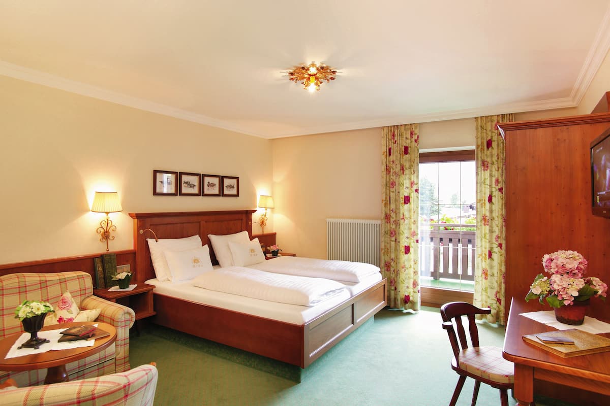 Double Room, Mountain View | In-room safe, cribs (free), WiFi (free), bed sheets