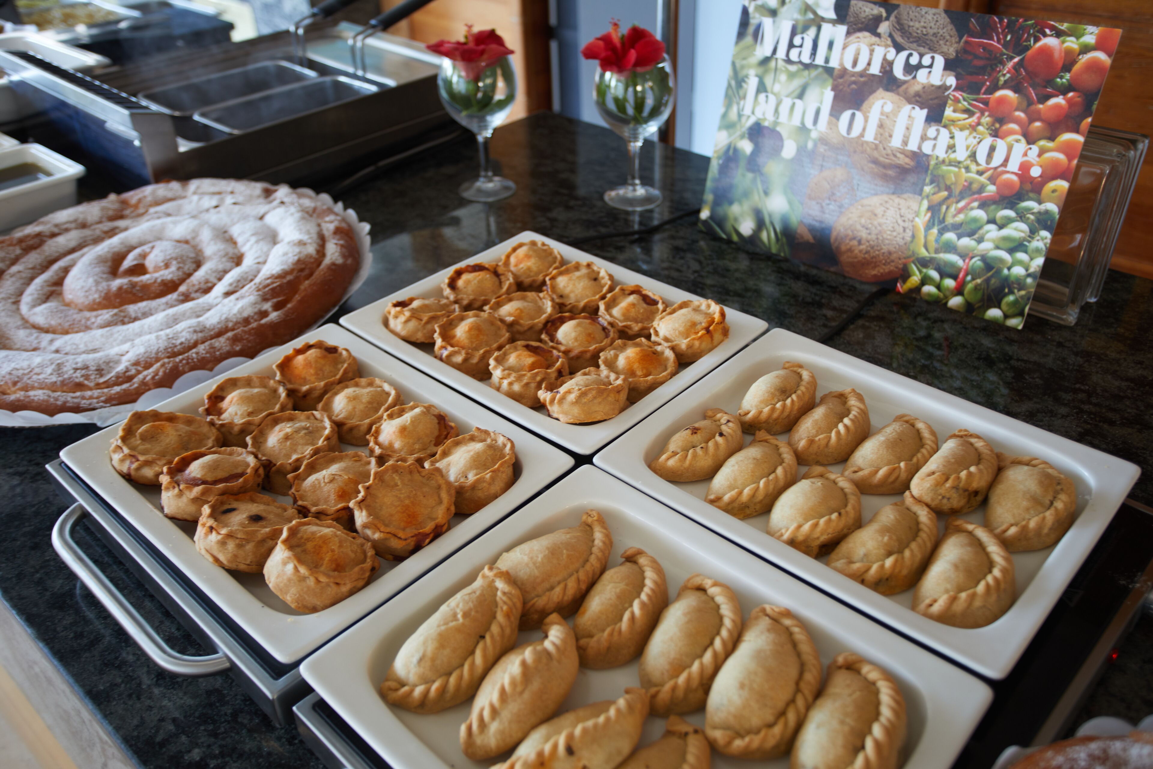 Ein reichhaltiges Buffet mit verschiedenen Gebäcken und einer Torte.