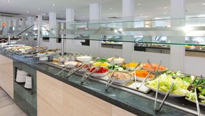 Een buffet met diverse gerechten en bestek.