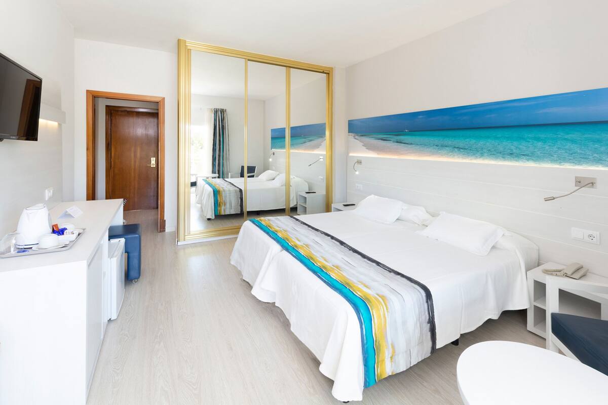 Double Room (2 Adults + 1 Child) | Langsir/tirai gelap terus, Wi-fi percuma, cadar katil 
