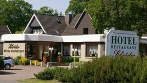 A hotel with a sign indicating it offers a restaurant. - Schröder Hotel and Restaurant (Gross Meckelsen)