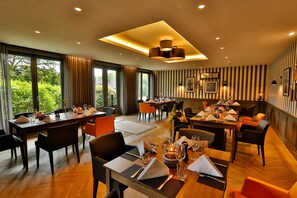 Middag serveres, regionale retter, uteservering 