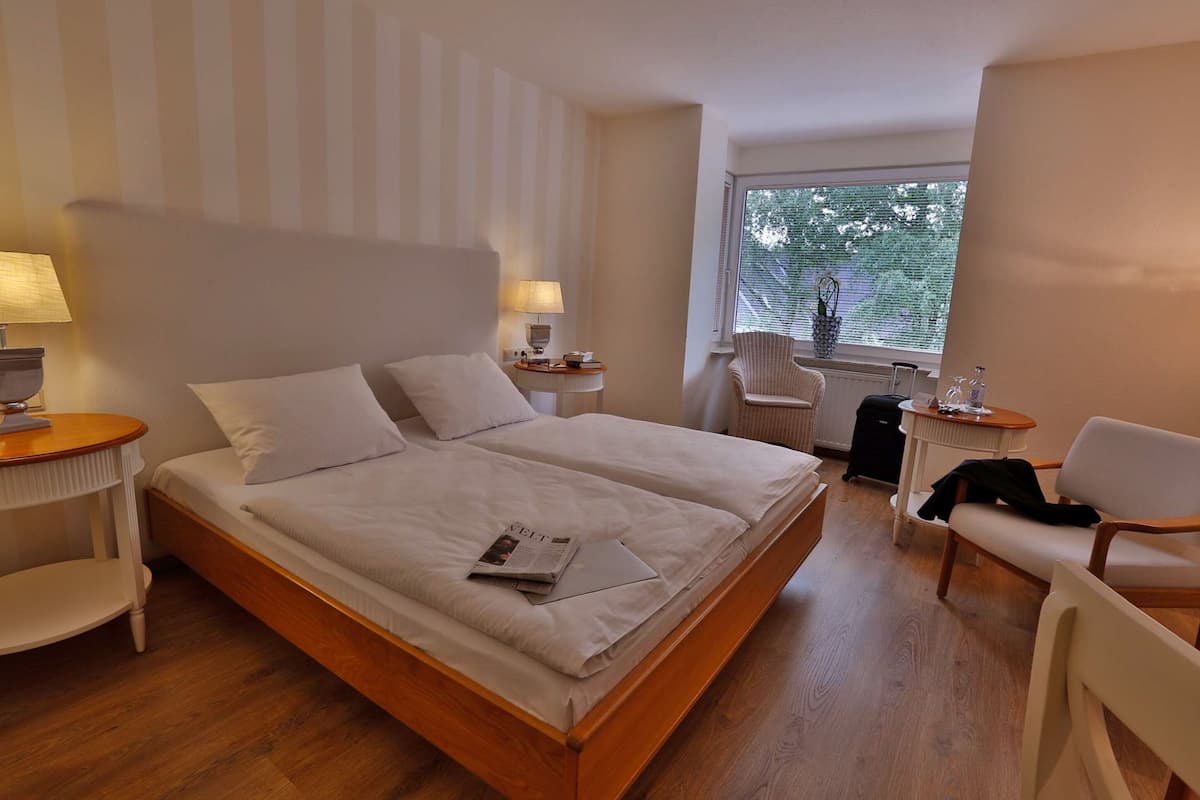 Desk, soundproofing, cribs (surcharge), rollaway beds (surcharge)