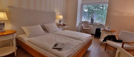 Escriptori, habitacions insonoritzades, bressols i llits addicionals