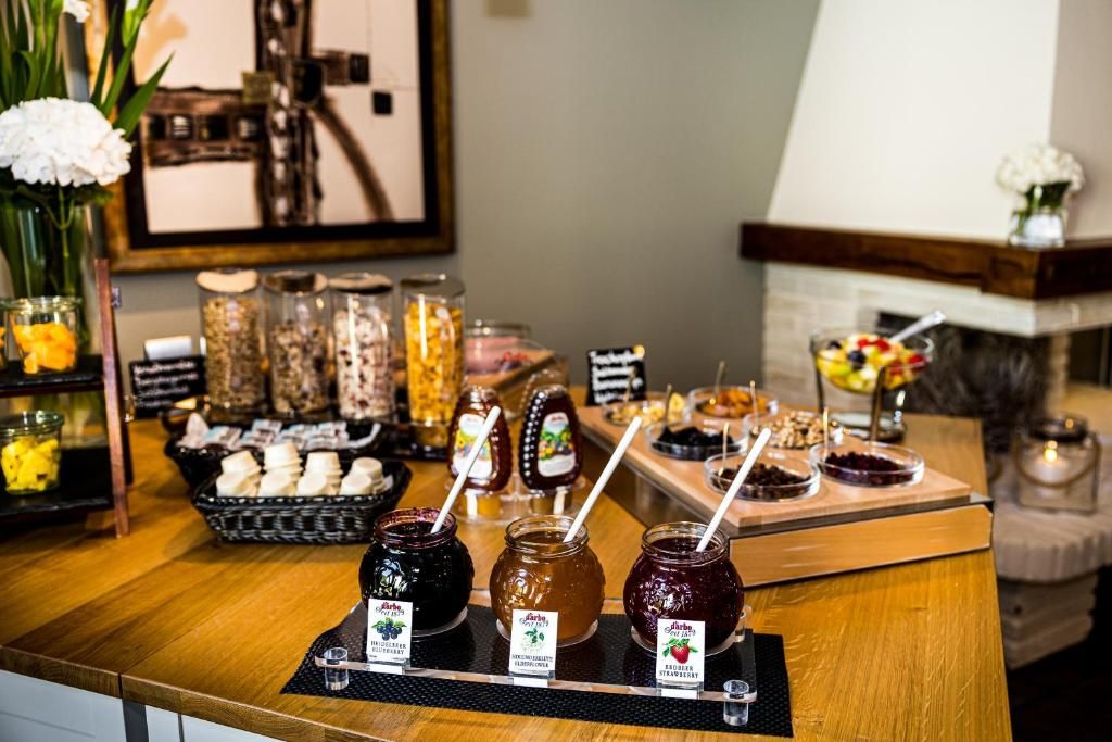 Una zona de bar con botes de conservas variados y una selección de aperitivos.