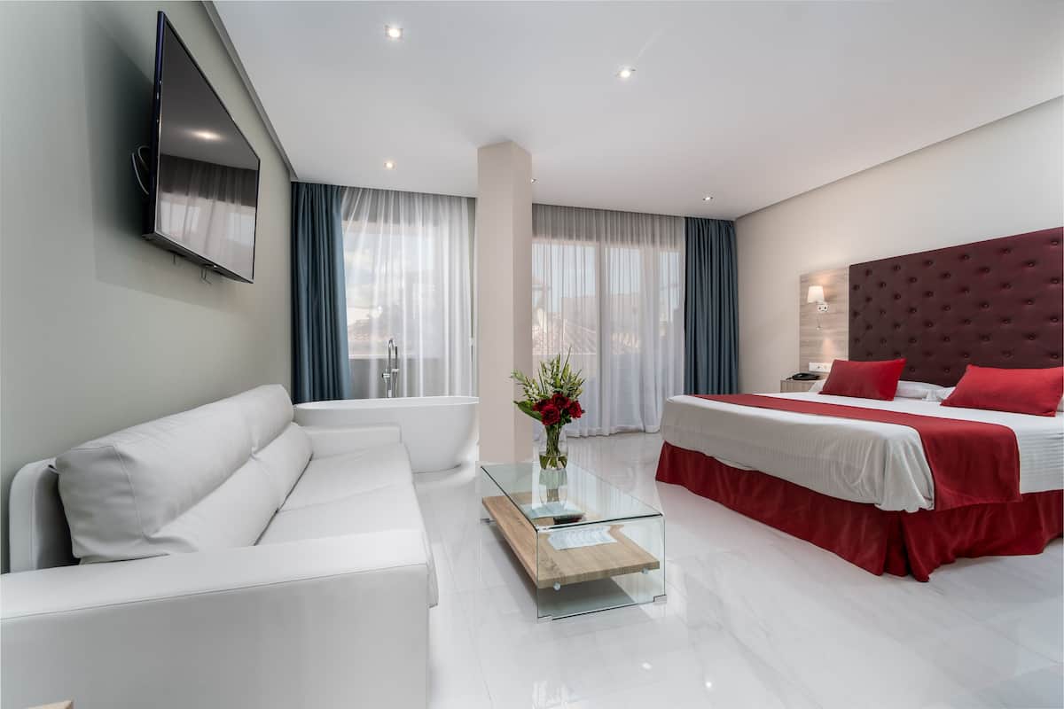 Junior tweepersoonskamer, 1 queensize bed | Bedden met traagschuimmatras, een minibar, een kluis op de kamer