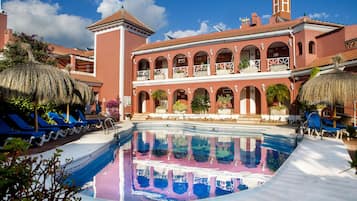 Outdoor pool, pool umbrellas, sun loungers