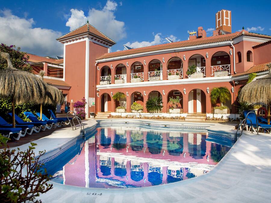 Outdoor pool, pool umbrellas, sun loungers